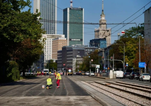 Weekendowe prace w centrum Warszawy dobiegają końca. W poniedziałek kierowcy pojadą po nowym asfalcie