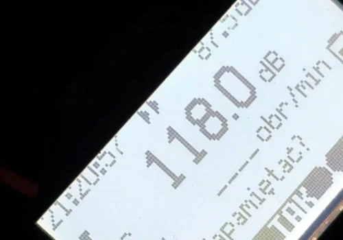 Chcą zakazać autom elektrycznym udawania spalinówek. Tylko że nie mogą