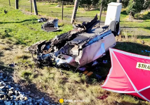 Śmiertelny wypadek pod Wieluniem. Samochód wjechał pod pociąg