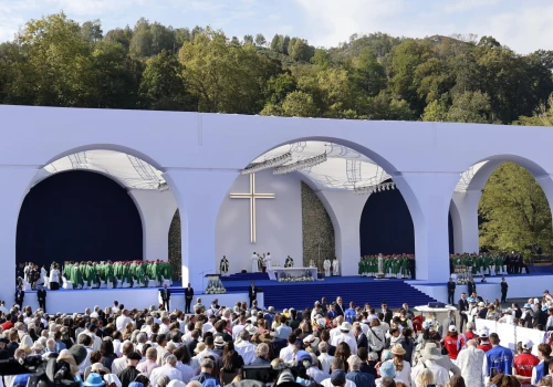 Papież w Lourdes do chorych: pragnę wam powiedzieć nie jesteście ciężarem, lecz bijącym sercem naszego człowiecz …