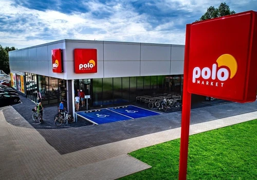 Konsekwentna strategia Polomarketu. Sieć dokłada 