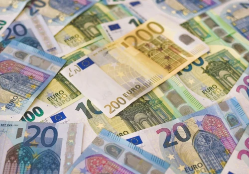 Za samochód zapłacisz gotówką, ale tylko do pewnej kwoty. Od lipca 2027 granica będzie taka sama w całej Unii