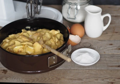 Nie kupuję już gotowych ciasta. Ten wypiek z jabłkami robię z tego, co mam