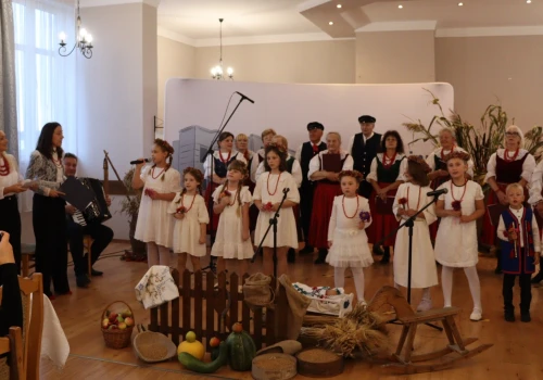 Sztafeta pokoleń w OSP w Rudzie! Niezwykły finał projektu „Zaśpiewajmy! Na ludową nutę” (zdjęcia)