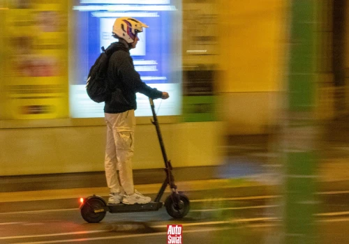Jechał ponad "setką" przez Warszawę na hulajnodze. Drogowa patologia na filmie