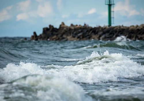 Czarna, lepka substancja na polskich plażach. Służby ostrzegają: 