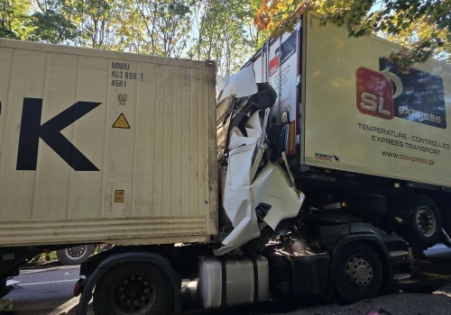 Kabina ciężarówki całkowicie zmiażdżona. Wypadek na DK79