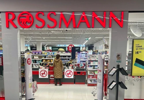 Szalone promocje w Rossmannie. Akcje 1+1, przeceny nawet do 50%, a te produkty jak za darmo