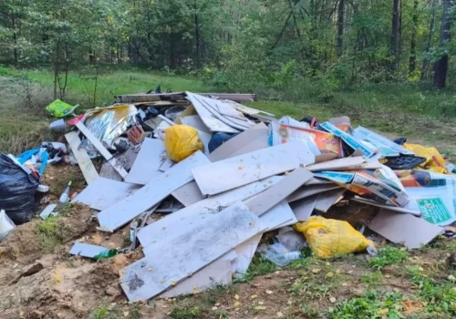 Odpady porzucone w gminie Nowe Piekuty. Urząd apeluje o informacje