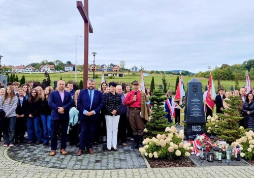 Nawojowa pamięta o kapitanie zamordowanym w Katyniu. Uroczysty apel z udziałem Sokołów i uczniów
