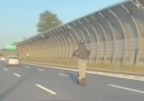 Hulajnogą po S8 wyprzedzał auta. Kierowca jechał 100 km/h i nie dał mu rady