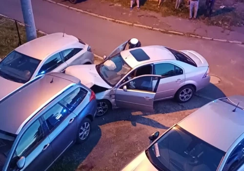 Policyjny pościg ulicami Jeleniej Góry. W akcji kilka radiowozów.
