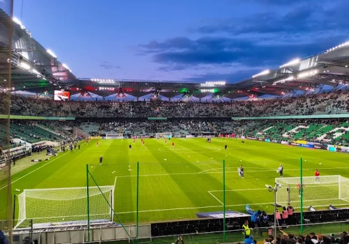 Kibice Wisły wykupili blisko dwa tysiące biletów na mecz w Warszawie. Legia zamyka sektor gości