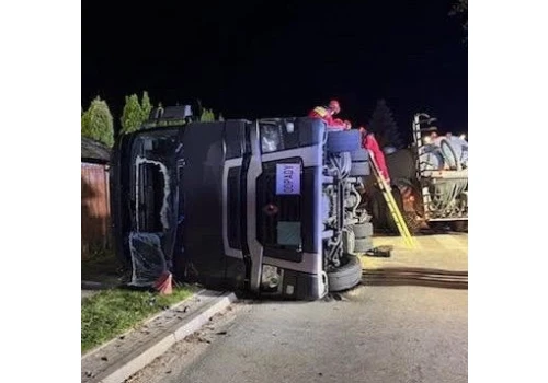 Ciężarówka przewróciła się w Michowie. Jedna osoba trafiła do szpitala