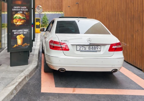 Koniec krzyczenia do głośnika w drive-thru. Mercedes ma inny pomysł