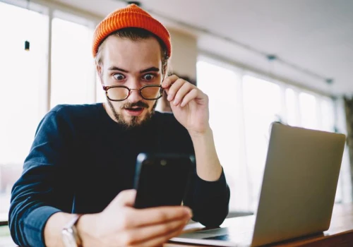 Powiadomienie z telefonu może być reklamą oszustów. CERT ostrzega przed nowym sposobem ataku
