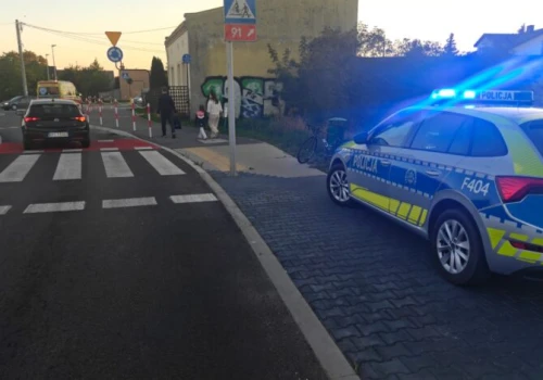 Potrącenie rowerzysty na ulicy Rakowskiej. Policja szuka sprawcy