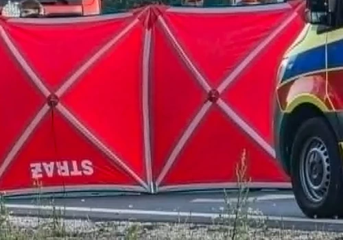 Samochód uderzył w latarnię. Jedna osoba nie żyje