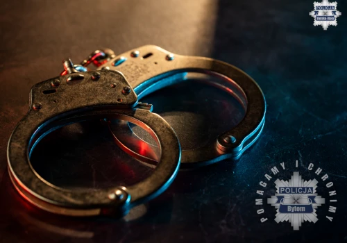 Jechał mercedesem mimo zakazu. Policjanci odkryli, że 51-latek jest poszukiwany