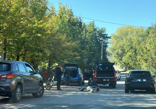 Świadkowie ruszyli jej na pomoc. Rowerzystka bez kasku z poważnym urazem głowy