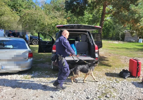 Alarm od matki i interwencja w wawerskim hotelu. Policja uwolniła 23-letnią Słowaczkę. 4 osoby zatrzymane