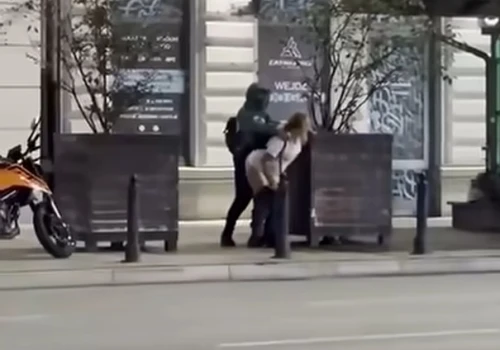 Seks na oczach przechodniów przed Dworcem Centralnym. Policja ustala, kim jest para z nagrania (wideo)