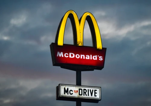 Przełom w zamawianiu jedzenia z auta. Mercedes ma patent, który zmieni strefy drive-thru