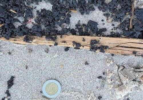 Plaże w Ustce zamknięte. Czarna substancja pojawiła się na 50 km wybrzeża