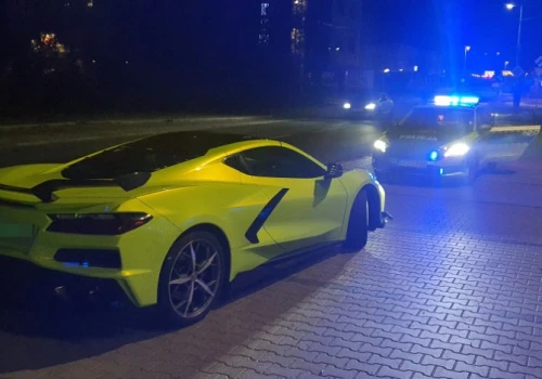 Agresywna jazda i aktywny zakaz. Sportowa Corvette zatrzymana na ulicach Otwocka