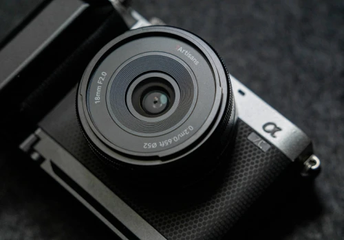 7Artisans AF 18 mm f/2 Lite - niezwykle kompaktowa, a jednocześnie solidna i niedroga stałka do aparatów APS-C