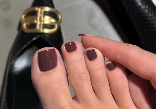 Wygląda inaczej w każdym świetle. Truflowy pedicure ma idealny balans różu i brązu