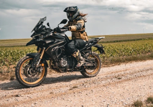 Voge 525 DSX – asfaltowy turystyk wśród motocykli adventure na kat. A2