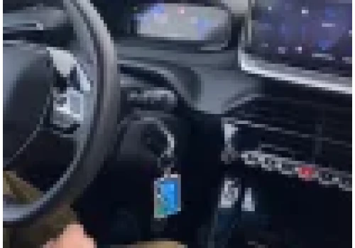 19 z 21 aut wysyła dane firmom trzecim. Tesla łączy się z 34 domenami reklam