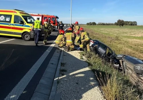 Dwa rozbite auta w rowie. Wypadek na obwodnicy