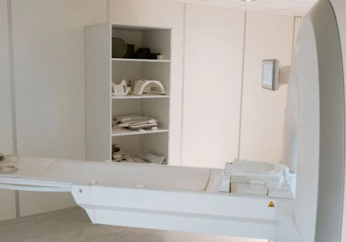Krótsza radioterapia po operacji raka prostaty. Podobna kontrola choroby, ale więcej poważnych powikłań