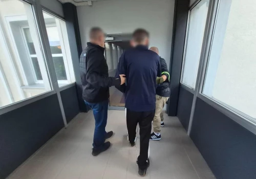 Zbrodnia sprzed 18 lat wyjaśniona! 73-latkę znaleziono skrępowaną w fotelu. Po latach jej wnuk usłyszał zarzut zabójstwa