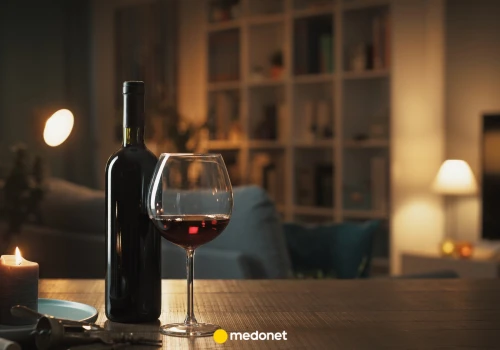 Pijesz alkohol wieczorami? Zobacz, co robisz ze swoim mózgiem. 