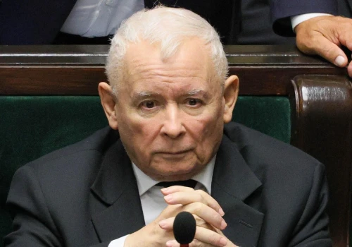 Kaczyński szykuje się na czołowe zderzenie z rządem. 