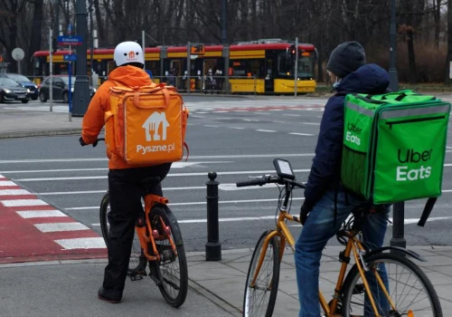 8 tys. w ogłoszeniu, 7 zł za kurs. Sprawdziła, jak naprawdę zarabiają kurierzy