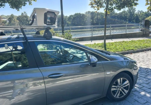 Samochód sprawdza opłaty za parking w rejonie Monte Cassino i Dietla