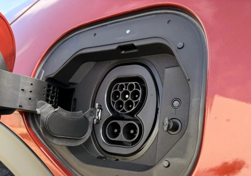 Taniej jest jeździć elektrykiem czy dieslem? Odpowiedź nie jest oczywista