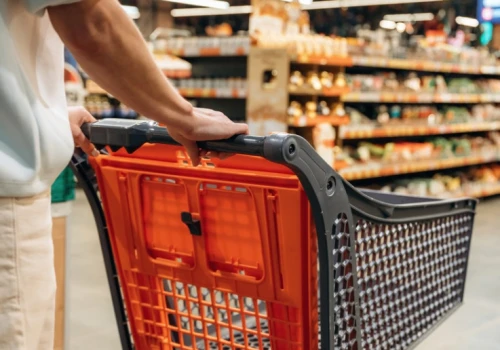 Influencerzy podbijają półki Żabki i Biedronki. 7 mln produktów w rok