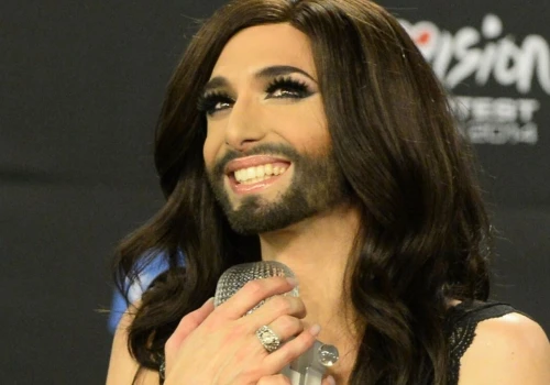 Conchita Wurst na najnowszym nagraniu nie przypomina siebie. Ale przemiana