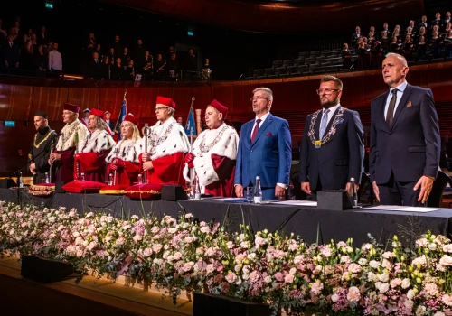 Miasteczko akademickie na rynku i przemarsz do NOSPR. V Międzyuczelniana Inauguracja Roku Akademickiego w Katowicach