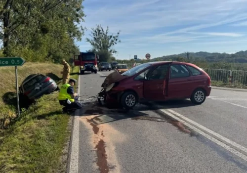 Citroen zderzył się z audi. 66-latka trafiła do szpitala