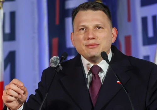 Mentzen chce, by Polacy niewolniczo pracowali dla rządu w armii. „Powrót służby konieczny, Rosja poważnie rozważa zaatakowanie nas”