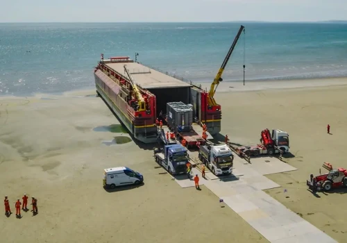 131-tonowy ładunek odebrany wprost z plaży – barka na brzegu i „okno odpływowe”