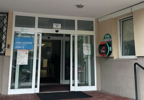 Politycy KO w Piasecznie omijali kolejki do lekarzy. NFZ nakłada karę na przychodnię