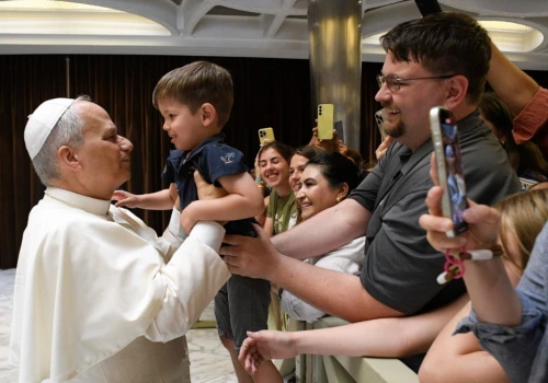 Prawie 1000 dzieci w Ogrodach Watykańskich pomodli się w papieżem