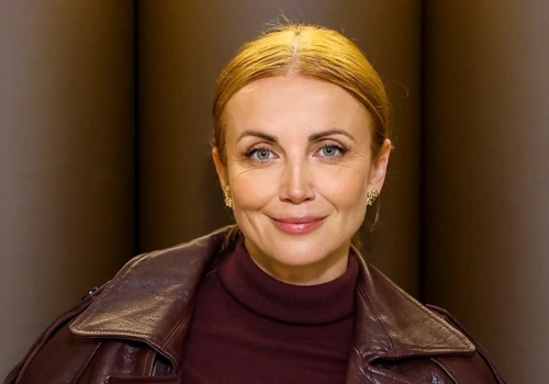 Kasia Zielińska w modnej spódnicy na jesień. Skórzane midi znów wracają